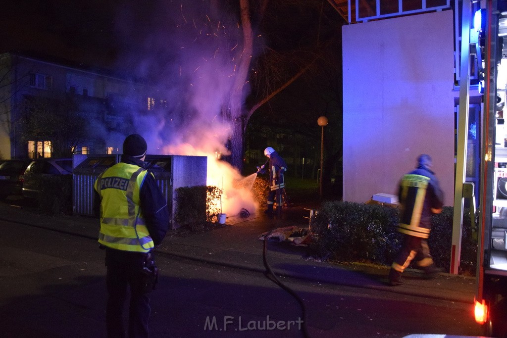 Mehrere Muell Sperrmuellbraende Köln Vingst Ansbacherstr P22.JPG - Miklos Laubert